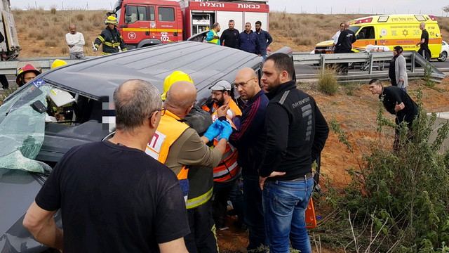  اصابة سائق واخرين بحادث طرق ذاتي مروع قرب الخضيرة 